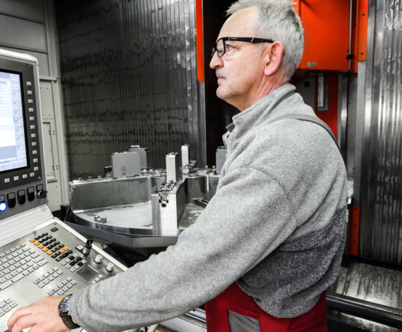 KRW Mitarbeiter an einer Produktionsmaschine